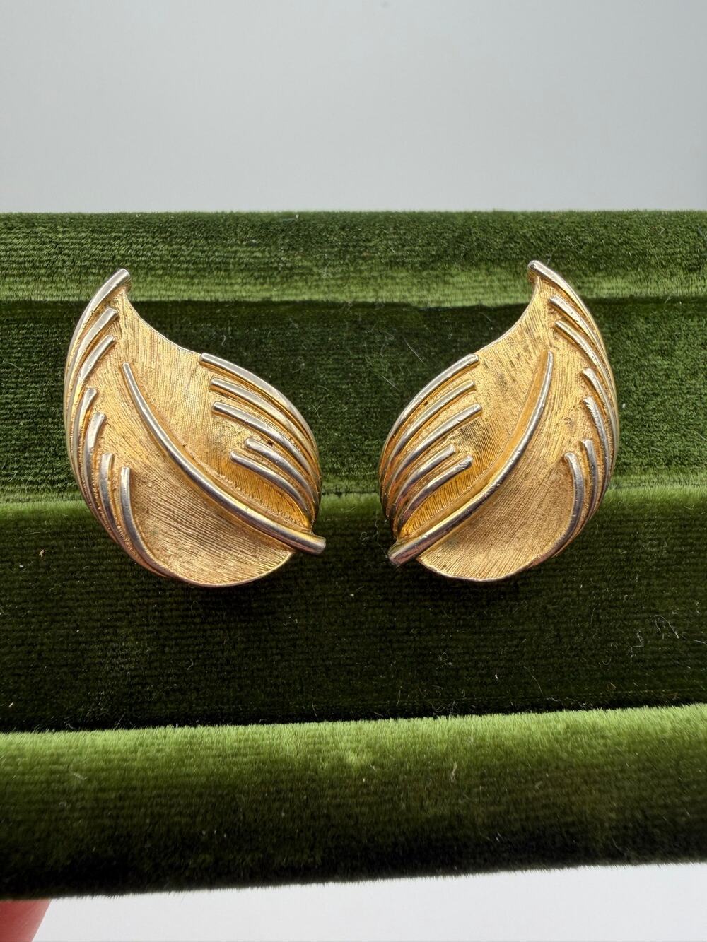 Vintage Crown Trifari Signed Gold Tone Leaf Clip-on Earrings